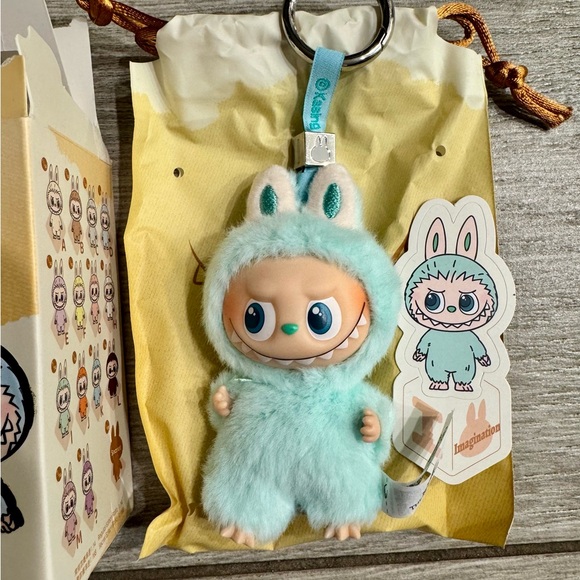 Authentic LaBuBu- Pin for Love vinyl plush pendant in Letter: I - Picture 3 of 5